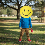 Est-ce une bonne idée, pour protéger son enfant, de mettre un émoji sur sa tête avant le poster sur les réseaux sociaux ?